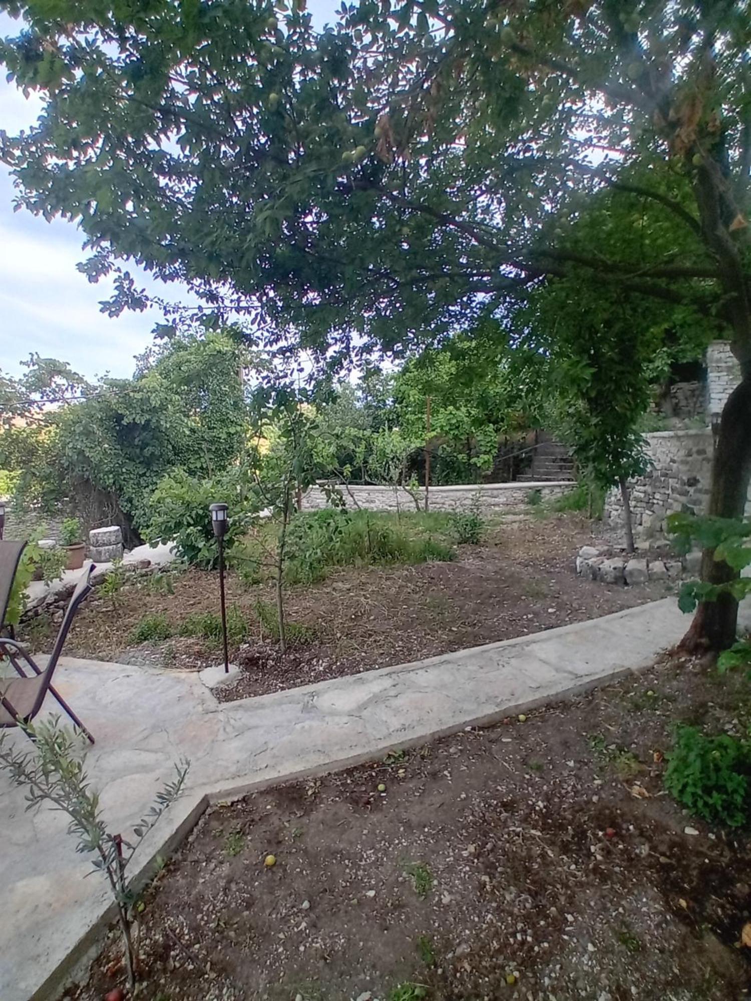 Arpet Guesthouse Gjirokaster Luaran gambar