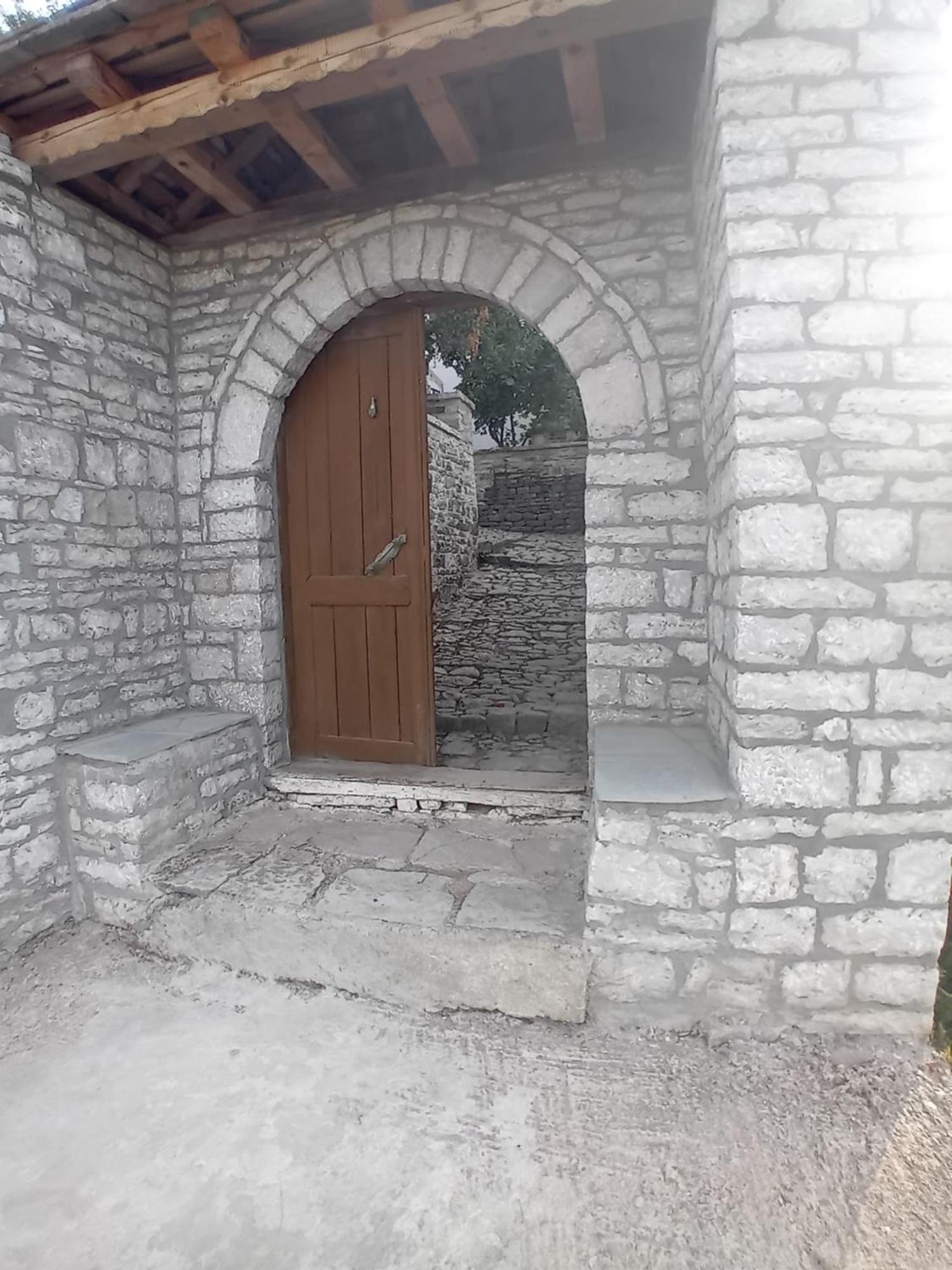 Arpet Guesthouse Gjirokaster Luaran gambar