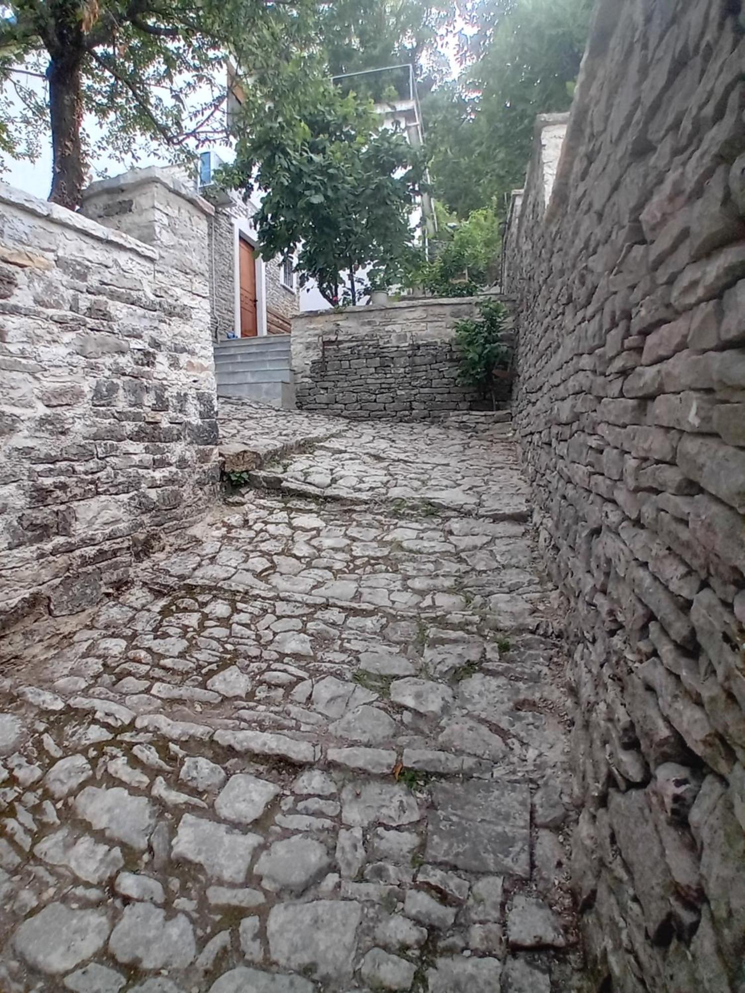 Arpet Guesthouse Gjirokaster Luaran gambar