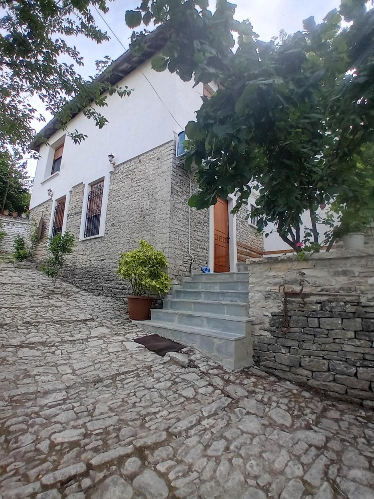 Arpet Guesthouse Gjirokaster Luaran gambar