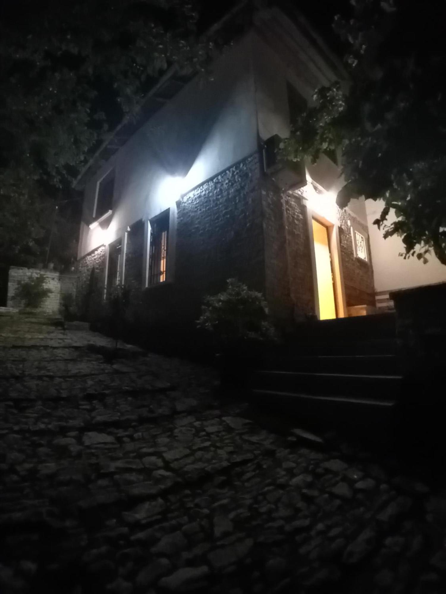 Arpet Guesthouse Gjirokaster Luaran gambar
