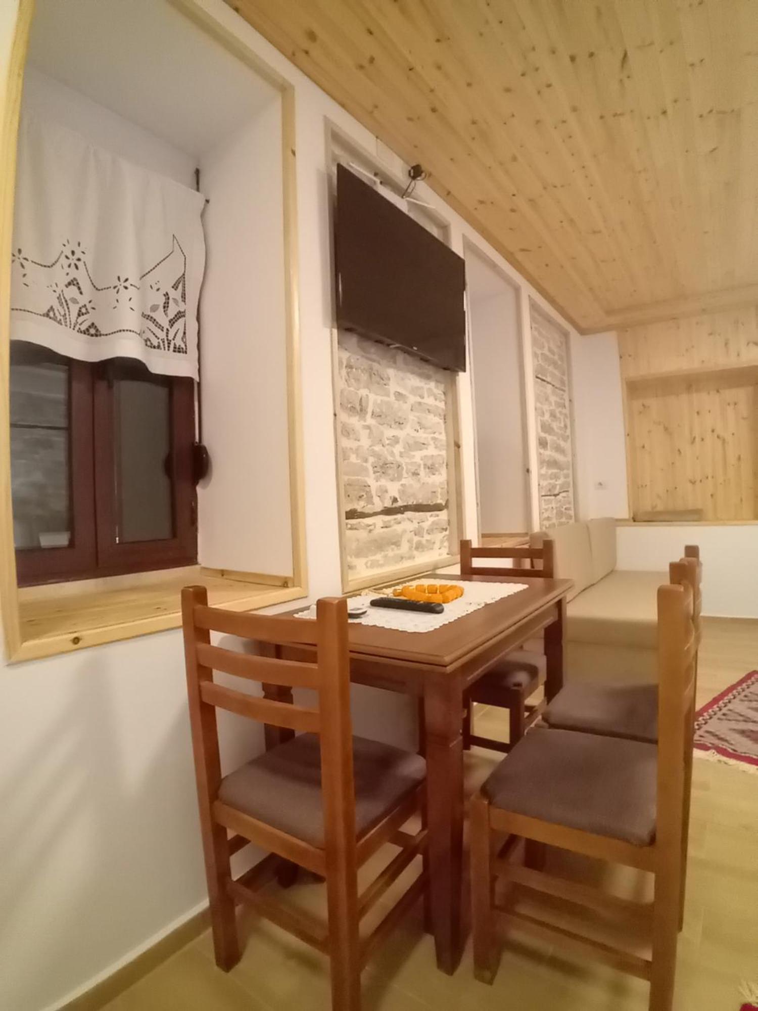 Arpet Guesthouse Gjirokaster Luaran gambar